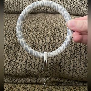 Snow Leopard Oventure Big-O Key Ring